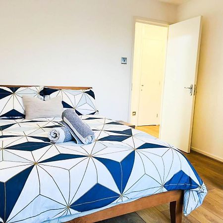 Lovely 2 Bedroom Flat With Free Parking, Great Transport Links To Central London, The Excel Centre, Canary Wharf And The O2! Esterno foto