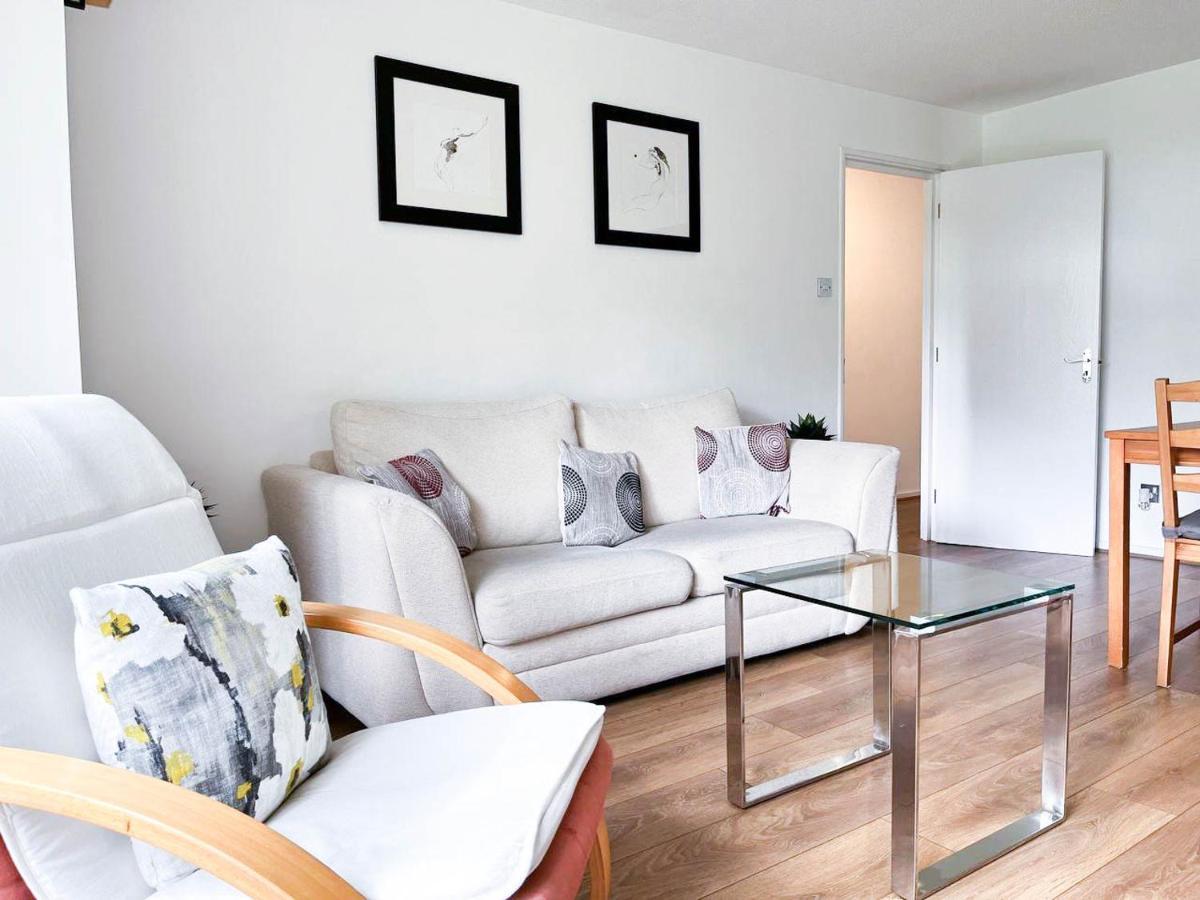 Lovely 2 Bedroom Flat With Free Parking, Great Transport Links To Central London, The Excel Centre, Canary Wharf And The O2! Esterno foto