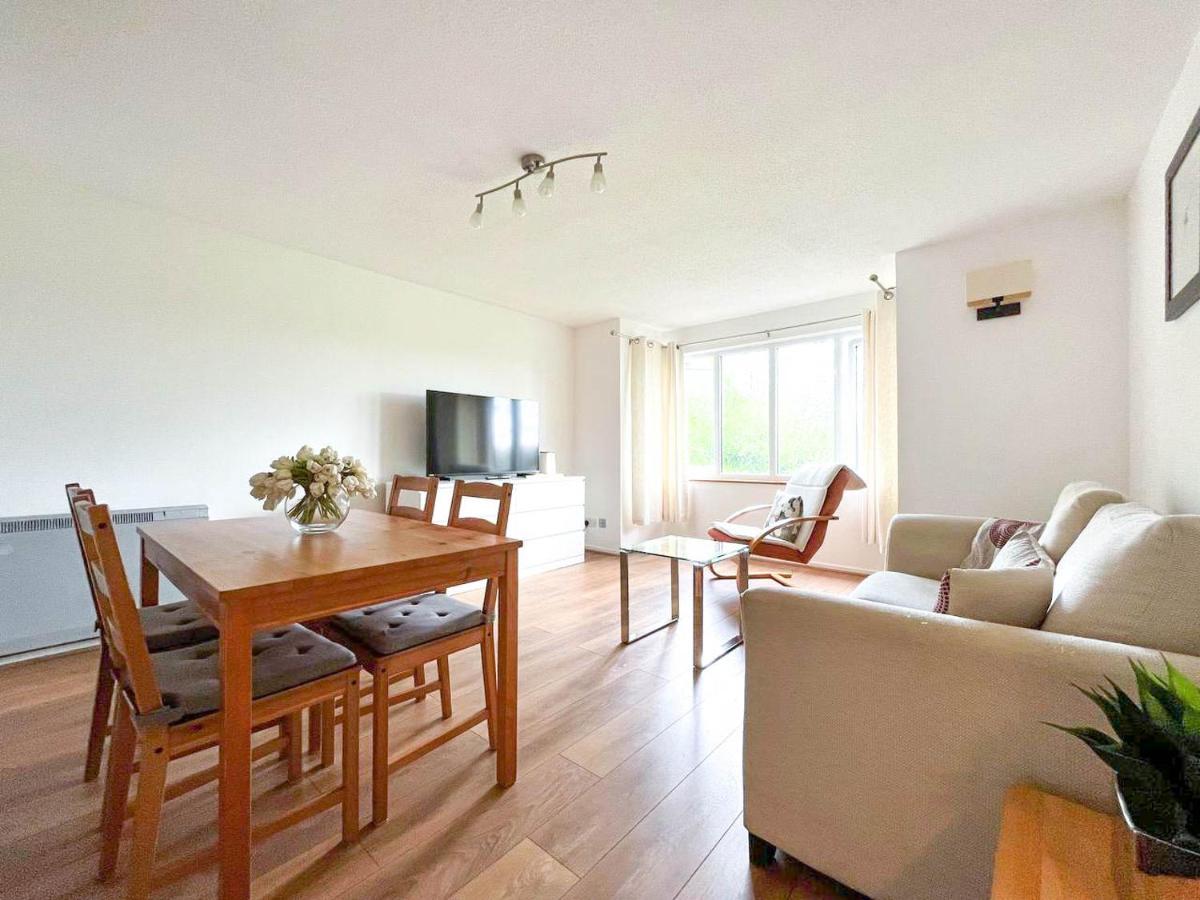 Lovely 2 Bedroom Flat With Free Parking, Great Transport Links To Central London, The Excel Centre, Canary Wharf And The O2! Esterno foto