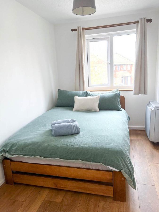 Lovely 2 Bedroom Flat With Free Parking, Great Transport Links To Central London, The Excel Centre, Canary Wharf And The O2! Esterno foto