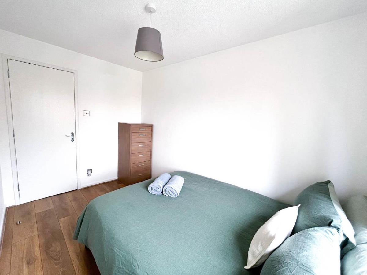 Lovely 2 Bedroom Flat With Free Parking, Great Transport Links To Central London, The Excel Centre, Canary Wharf And The O2! Esterno foto