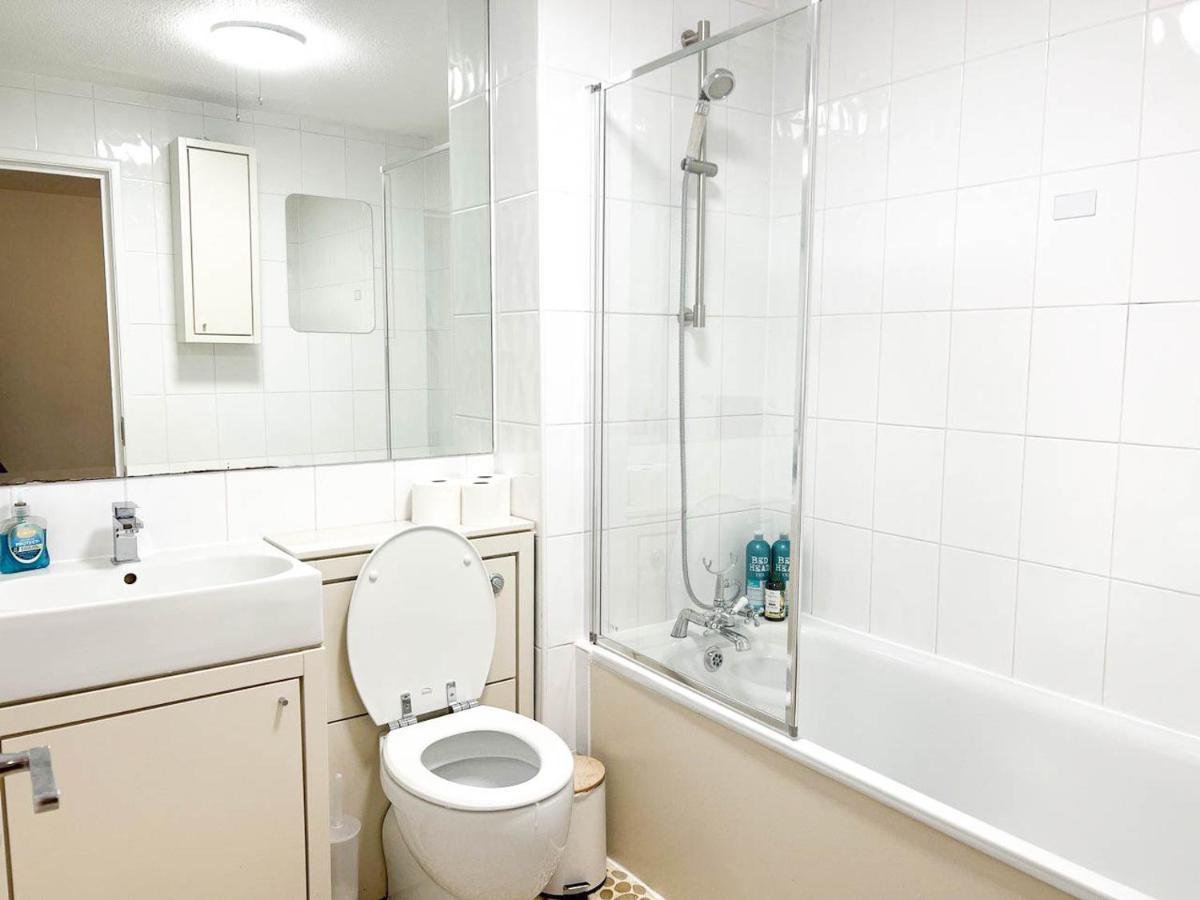 Lovely 2 Bedroom Flat With Free Parking, Great Transport Links To Central London, The Excel Centre, Canary Wharf And The O2! Esterno foto