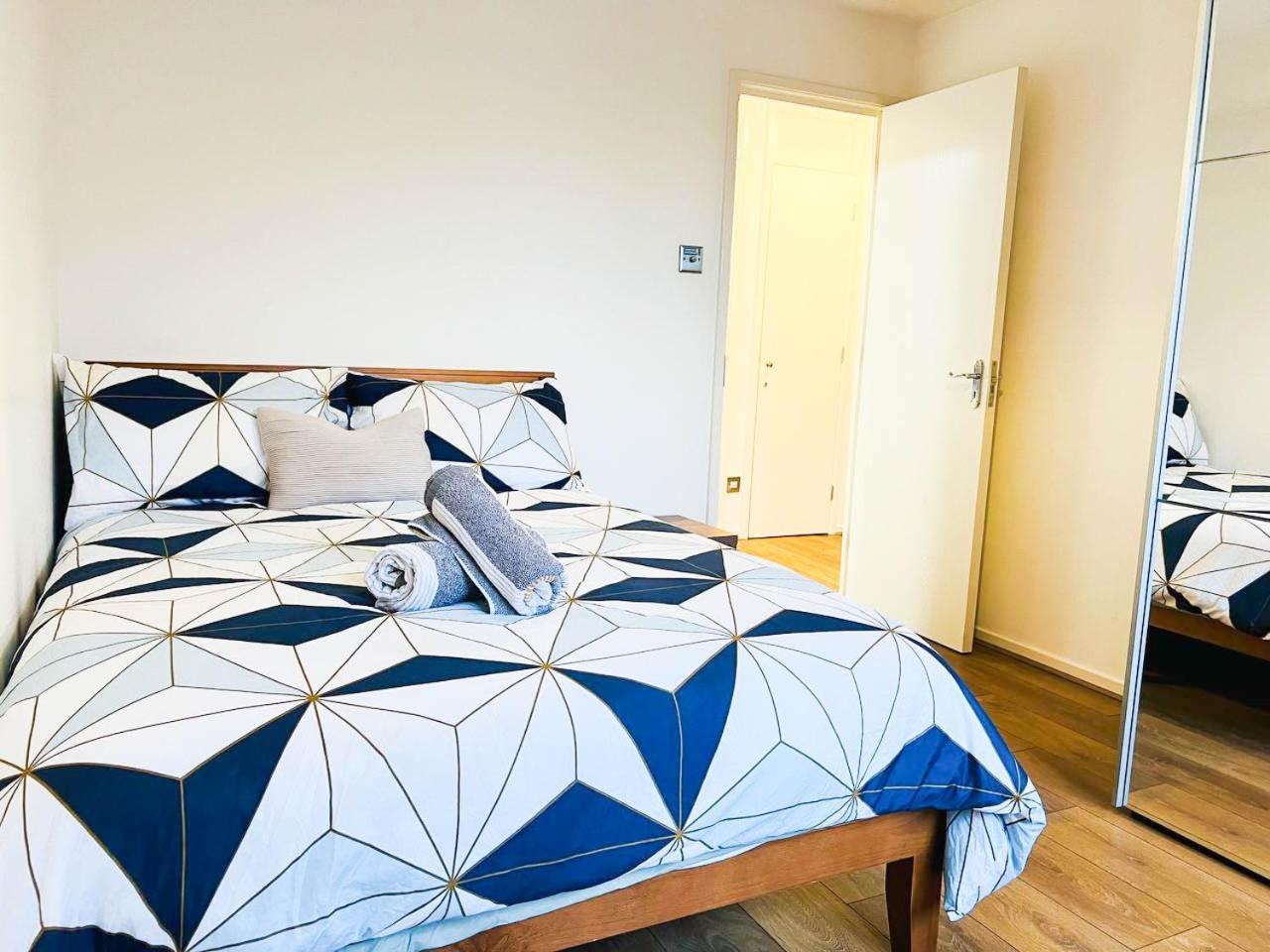 Lovely 2 Bedroom Flat With Free Parking, Great Transport Links To Central London, The Excel Centre, Canary Wharf And The O2! Esterno foto