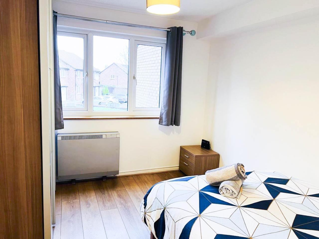 Lovely 2 Bedroom Flat With Free Parking, Great Transport Links To Central London, The Excel Centre, Canary Wharf And The O2! Esterno foto
